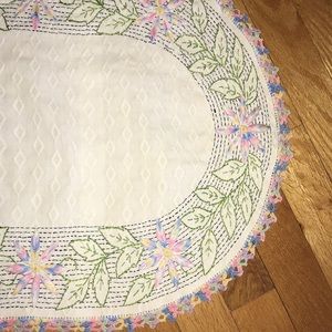 Vintage Floral Embroidered & Crochet Edge Table Runner~Centerpiece